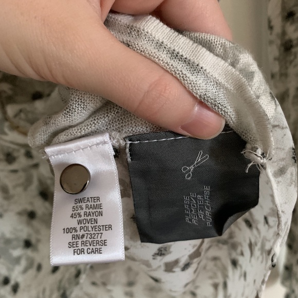 Cute Button-up Vera Wang Cardigan - Picture 4 of 6